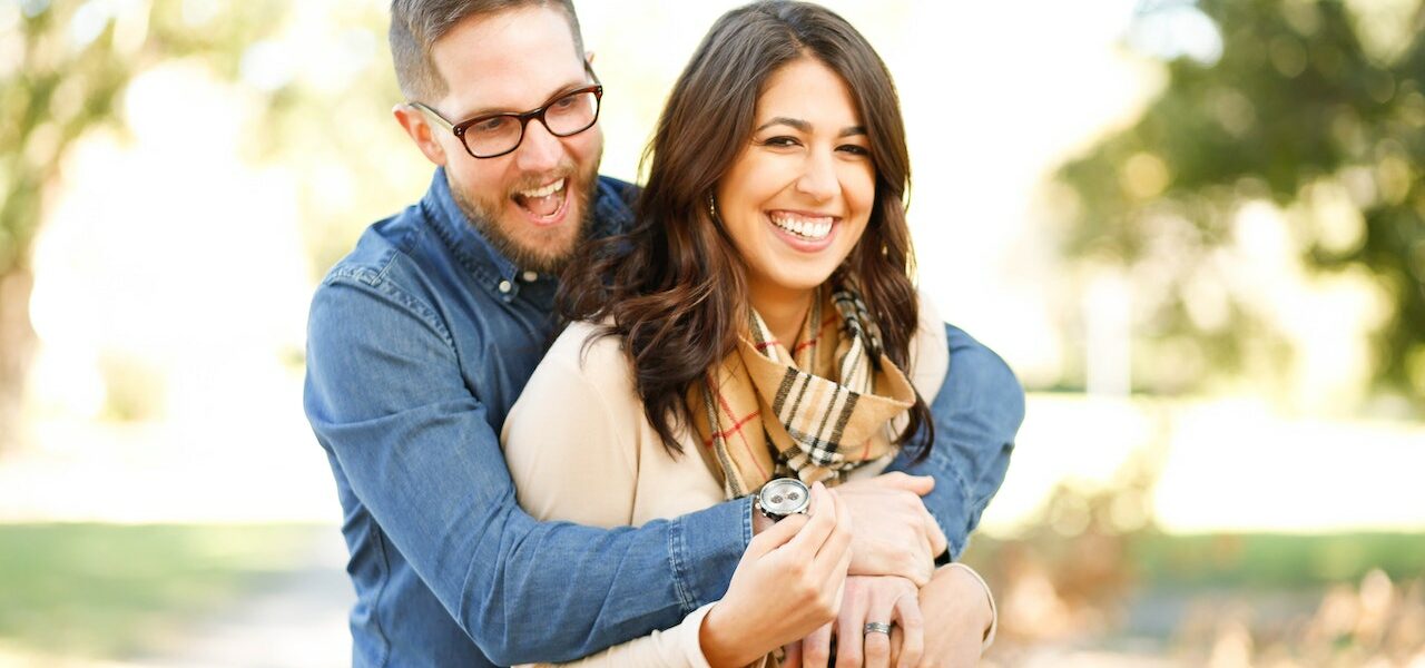 Abrazo de pareja